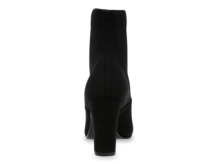 Botín negro de Steve Madden con tacón grueso, punta afilada y diseño tipo calcetín.