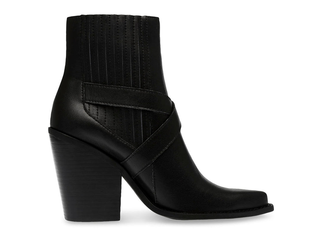 Bota negra de cuero Steve Madden con tacón cuadrado y detalle de correas en el tobillo.