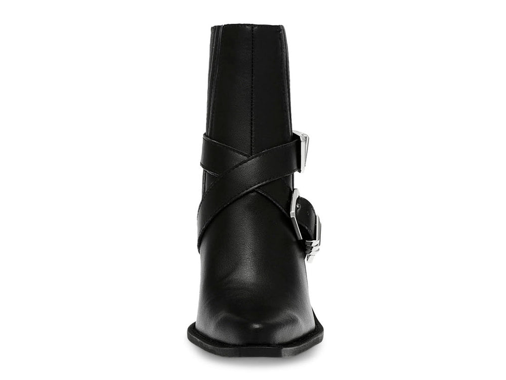 Bota negra de cuero Steve Madden con tacón cuadrado y detalle de correas en el tobillo.