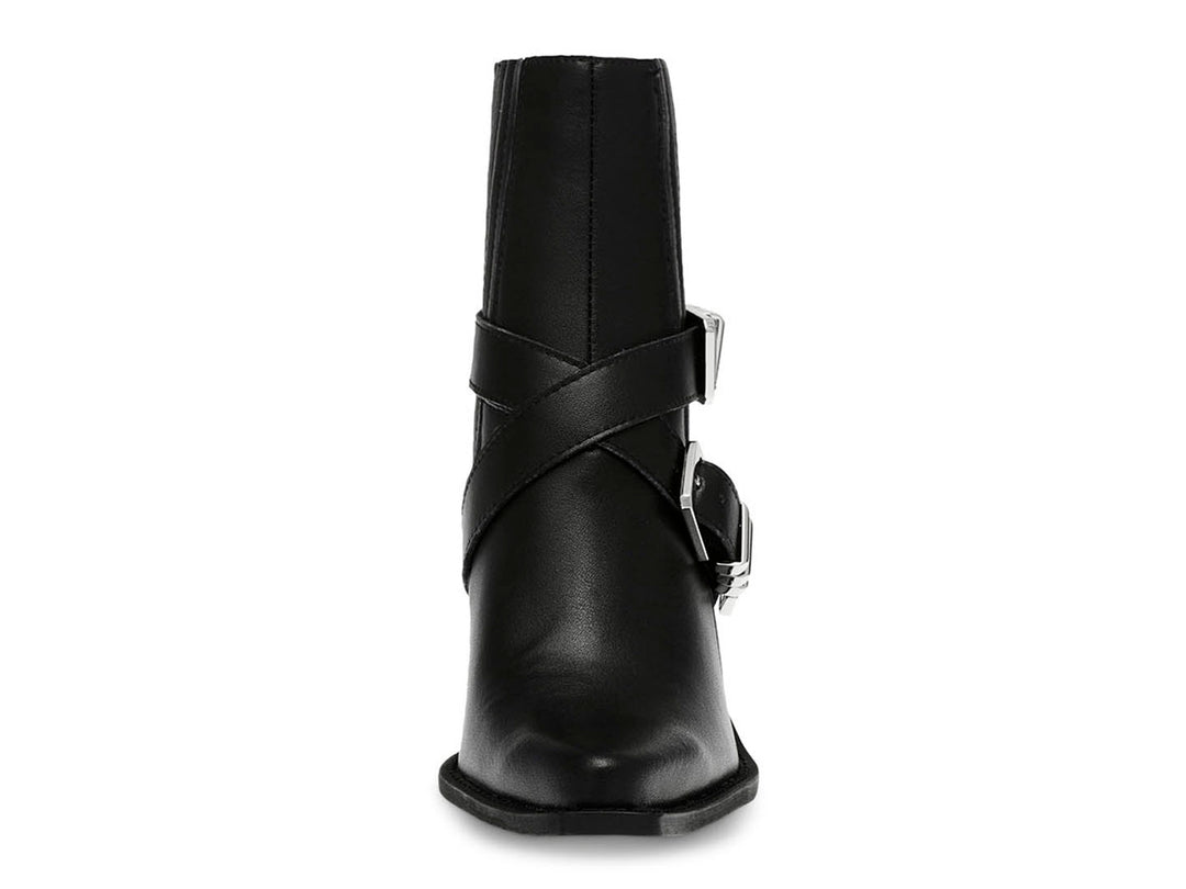 Bota negra de cuero Steve Madden con tacón cuadrado y detalle de correas en el tobillo.