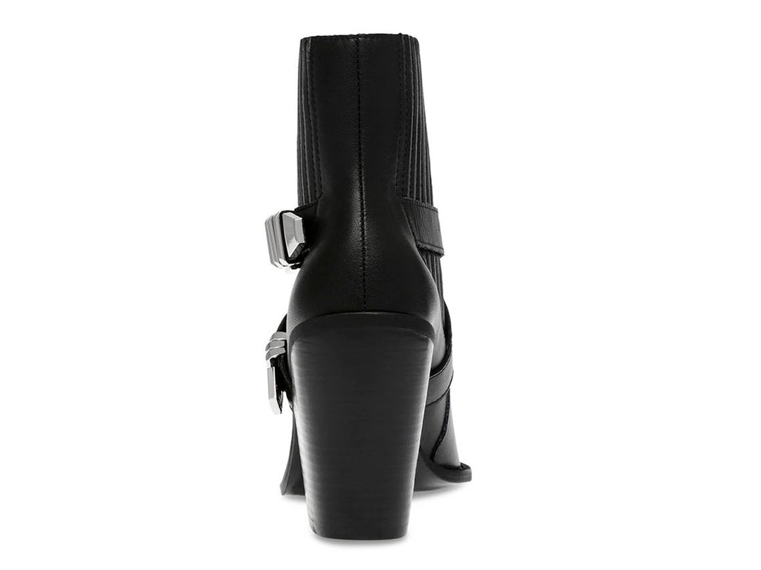 Bota negra de cuero Steve Madden con tacón cuadrado y detalle de correas en el tobillo.
