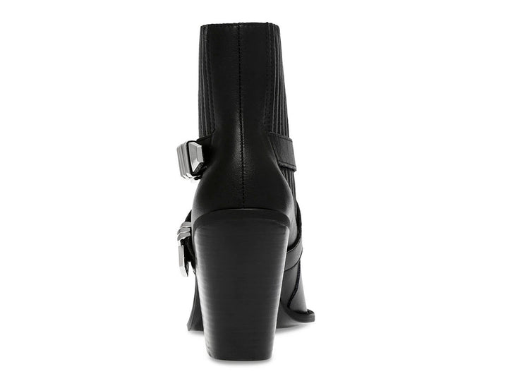 Bota negra de cuero Steve Madden con tacón cuadrado y detalle de correas en el tobillo.