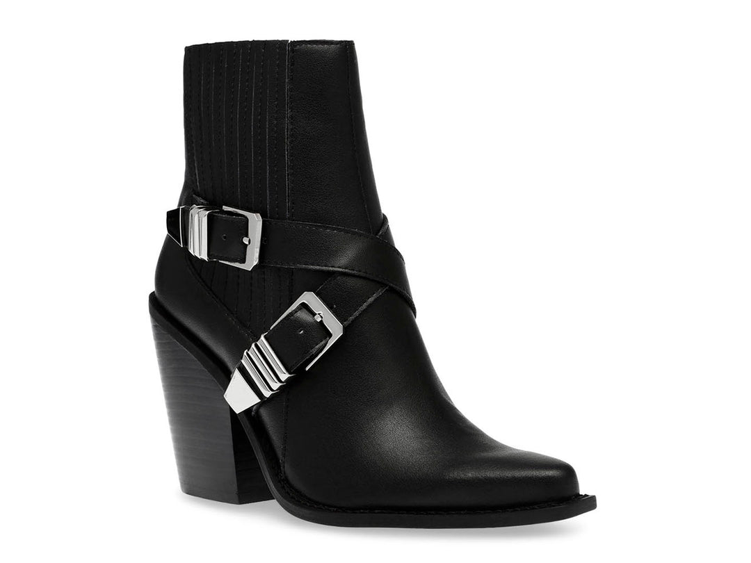Bota negra de cuero Steve Madden con tacón cuadrado y detalle de correas en el tobillo.