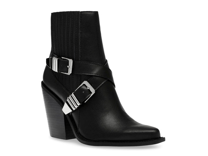 Bota negra de cuero Steve Madden con tacón cuadrado y detalle de correas en el tobillo.