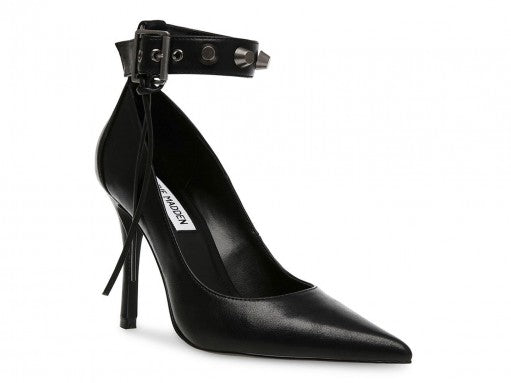 Zapato de tacón alto negro Steve Madden con punta fina y correa al tobillo decorada con estoperoles plateados.