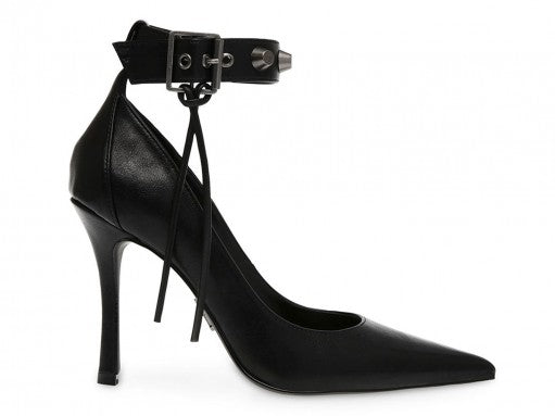 Zapato de tacón alto negro Steve Madden con punta fina y correa al tobillo decorada con estoperoles plateados.