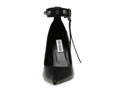 Zapato de tacón alto negro Steve Madden con punta fina y correa al tobillo decorada con estoperoles plateados.