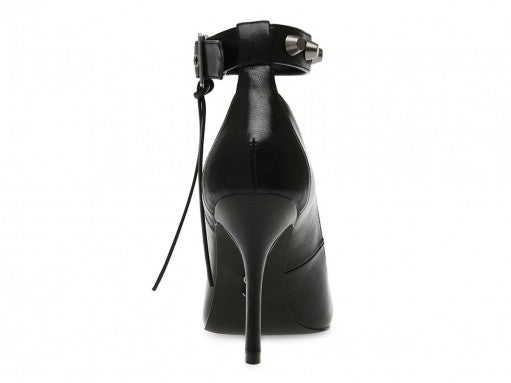 Zapato de tacón alto negro Steve Madden con punta fina y correa al tobillo decorada con estoperoles plateados.