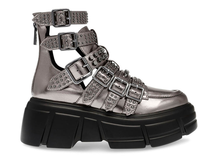 Botín Steve Madden color pewter con plataforma negra, múltiples correas con hebillas y estoperoles.