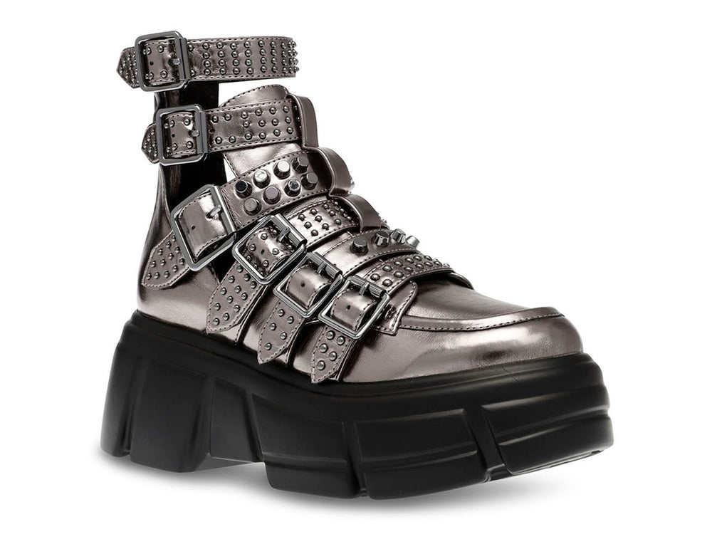 Botín Steve Madden color pewter con plataforma negra, múltiples correas con hebillas y estoperoles.