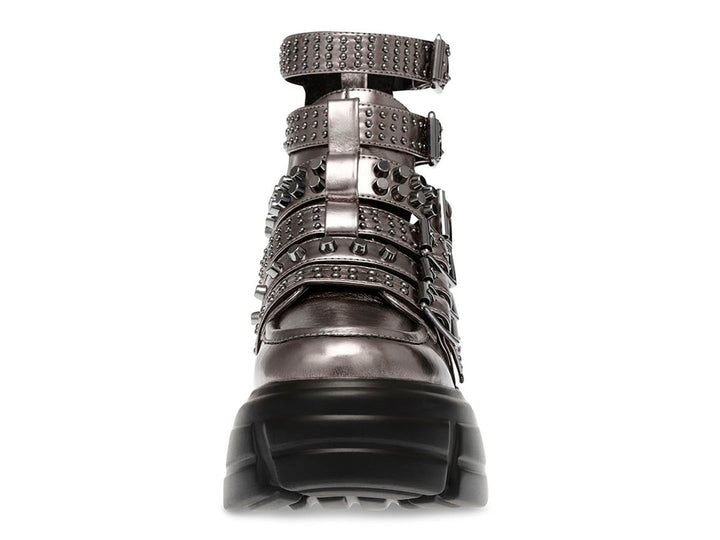 Botín Steve Madden color pewter con plataforma negra, múltiples correas con hebillas y estoperoles.