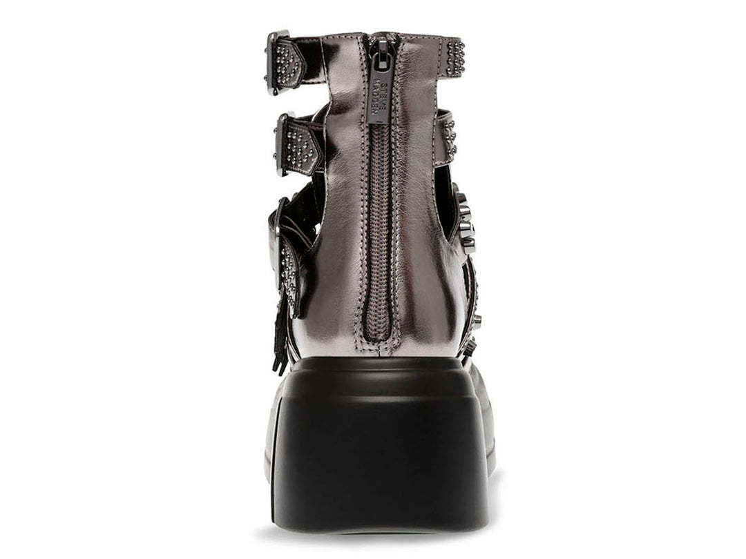 Botín Steve Madden color pewter con plataforma negra, múltiples correas con hebillas y estoperoles.