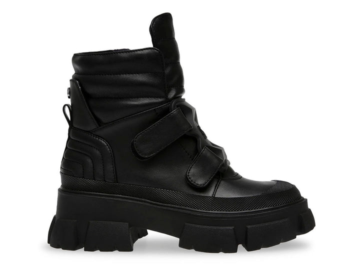Bota negra de Steve Madden con suela de plataforma gruesa y correas frontales.
