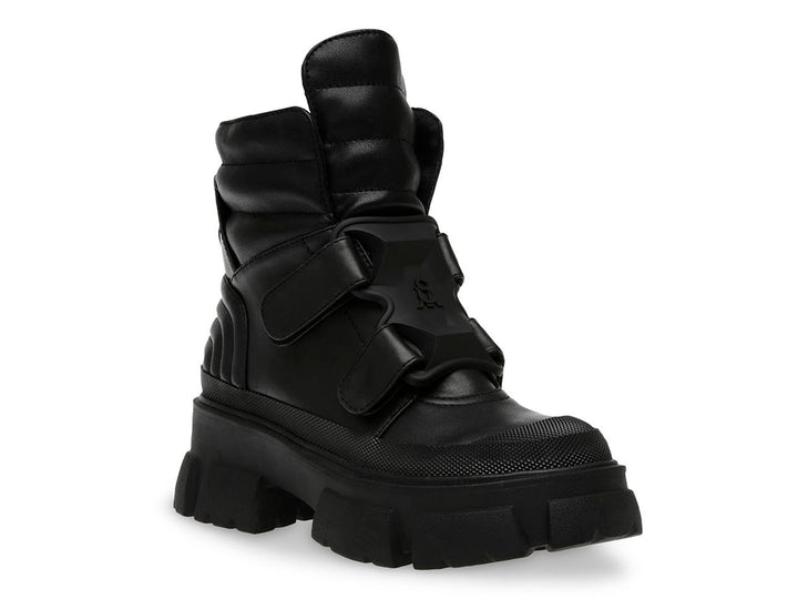 Bota negra de Steve Madden con suela de plataforma gruesa y correas frontales.
