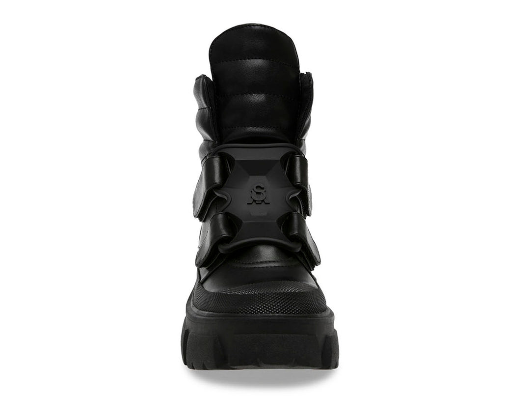 Bota negra de Steve Madden con suela de plataforma gruesa y correas frontales.