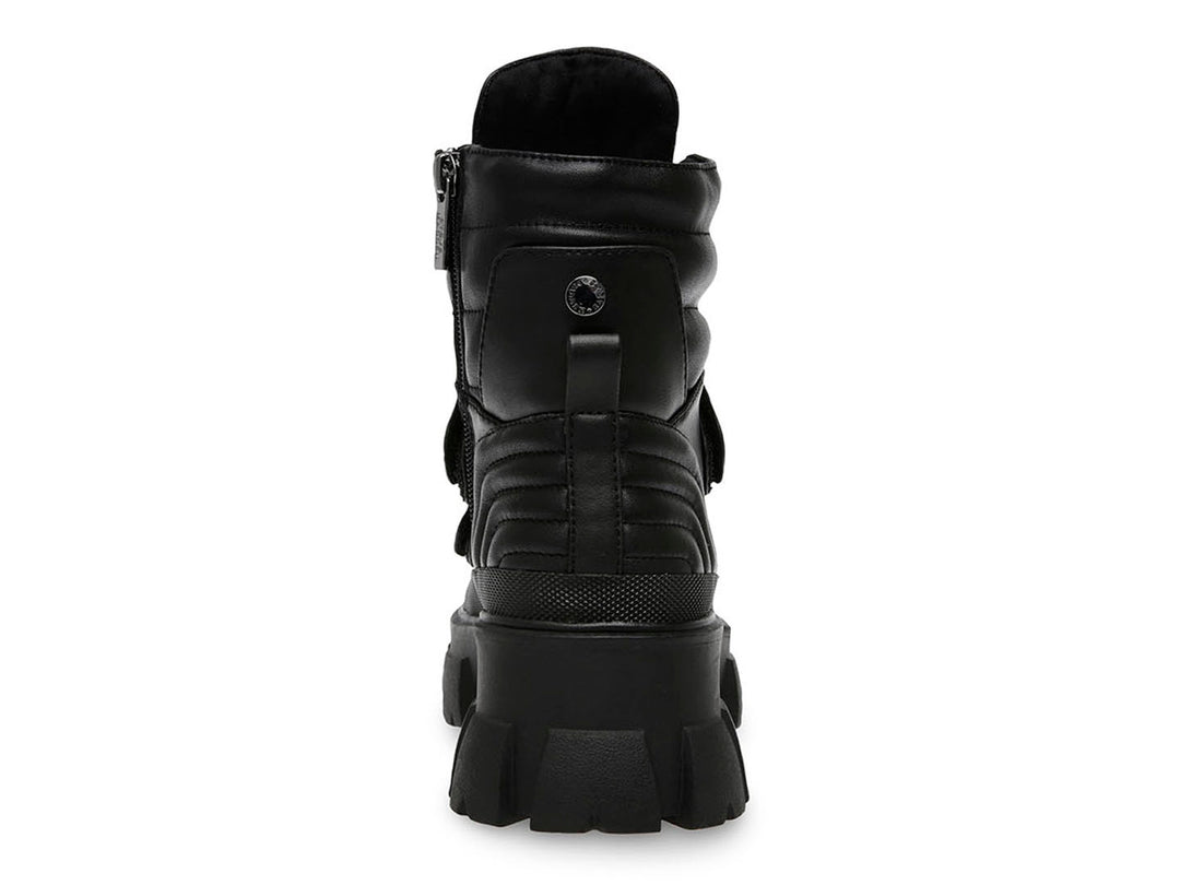 Bota negra de Steve Madden con suela de plataforma gruesa y correas frontales.