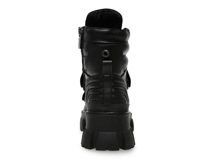 Bota negra de Steve Madden con suela de plataforma gruesa y correas frontales.