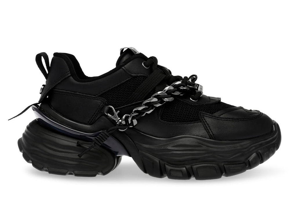 Tenis negros de plataforma con detalle de cadena plateada y suela robusta.