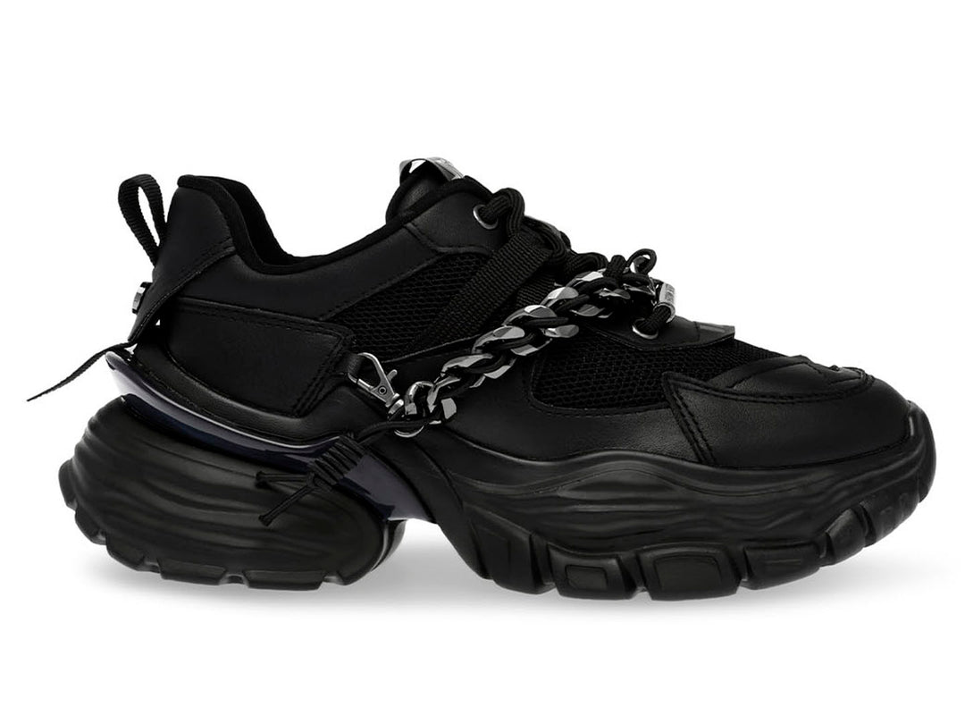 Tenis negros de plataforma con detalle de cadena plateada y suela robusta.