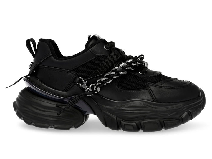 Tenis negros de plataforma con detalle de cadena plateada y suela robusta.