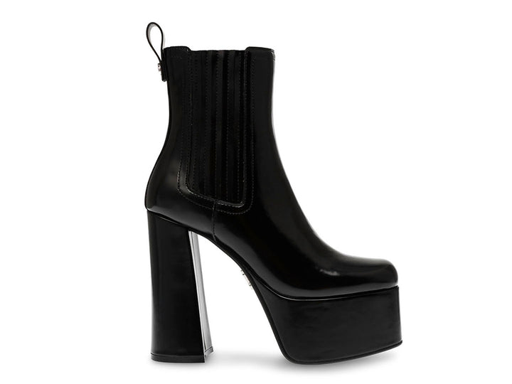 Botines negros de Steve Madden con plataforma alta y tacón grueso cuadrado.