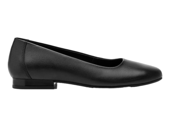 Zapato plano para mujer de color negro, material de cuero liso y punta redondeada.