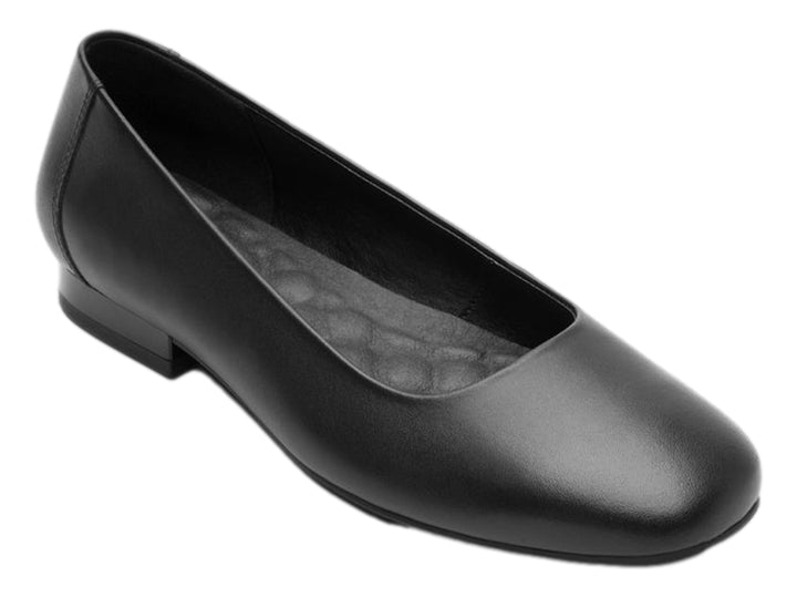Zapato plano para mujer de color negro, material de cuero liso y punta redondeada.
