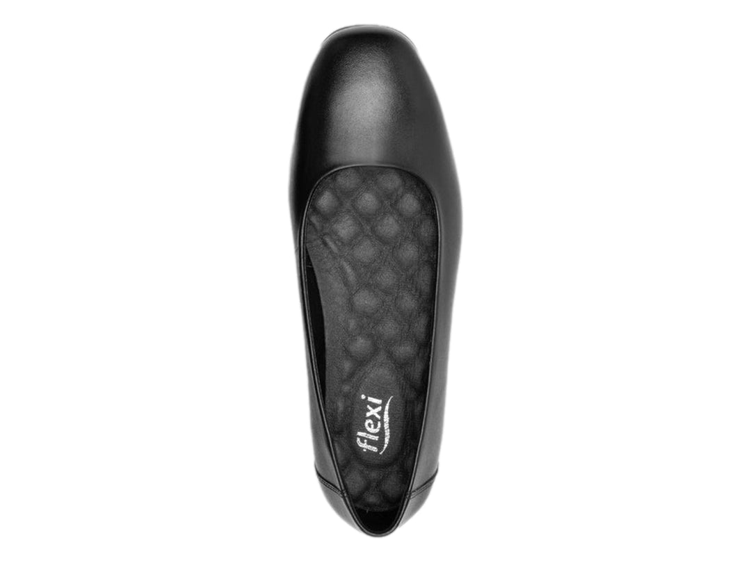 Zapato plano para mujer de color negro, material de cuero liso y punta redondeada.