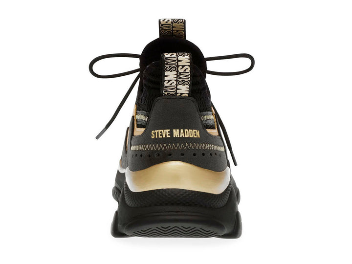 Tenis Steve Madden Match Box en color negro con detalles dorados y suela chunky robusta.