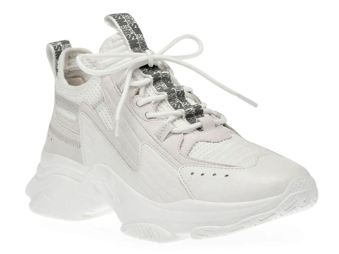 Tenis Steve Madden Match Box en color blanco con suela gruesa y detalles en gris.