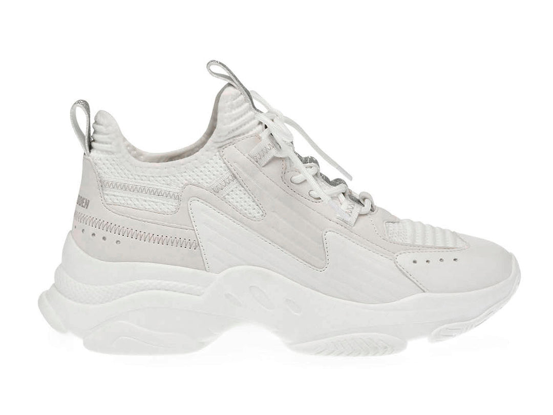 Tenis Steve Madden Match Box en color blanco con suela gruesa y detalles en gris.