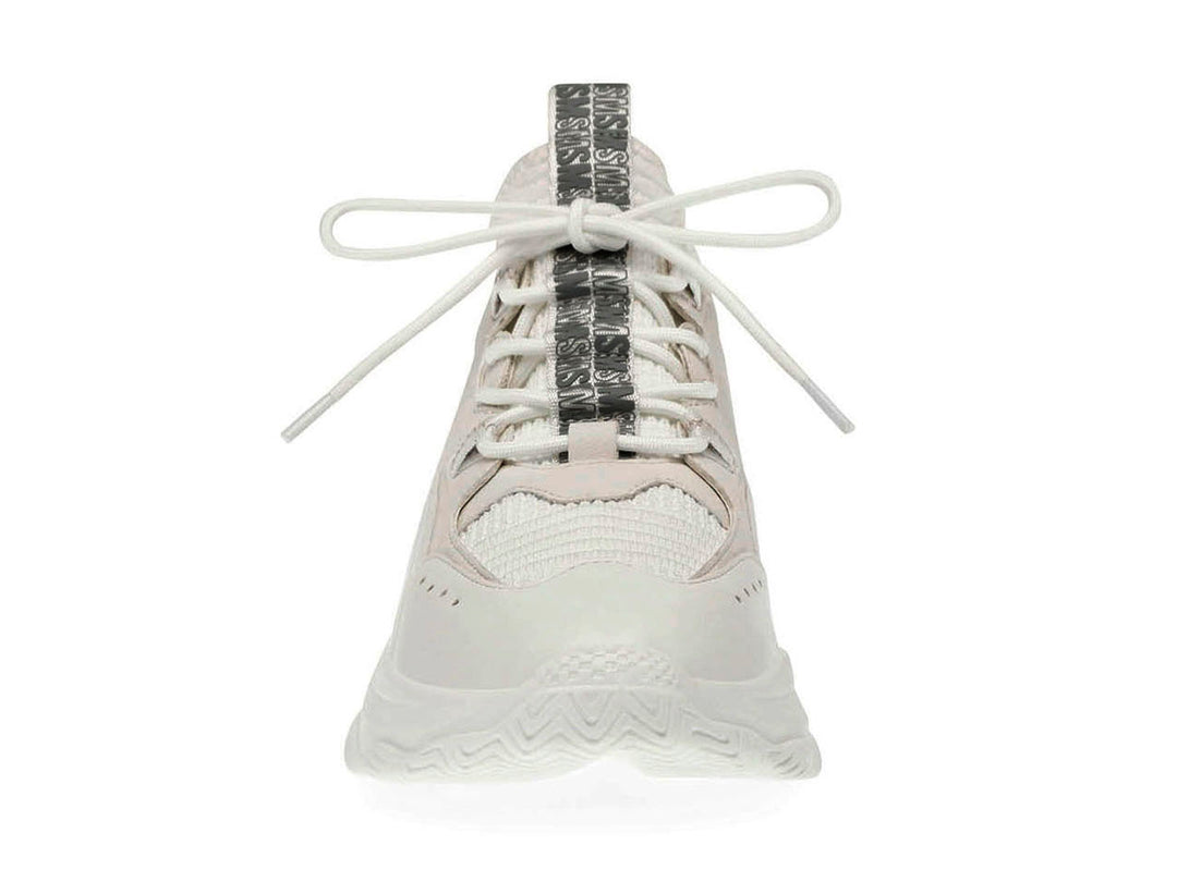 Tenis Steve Madden Match Box en color blanco con suela gruesa y detalles en gris.