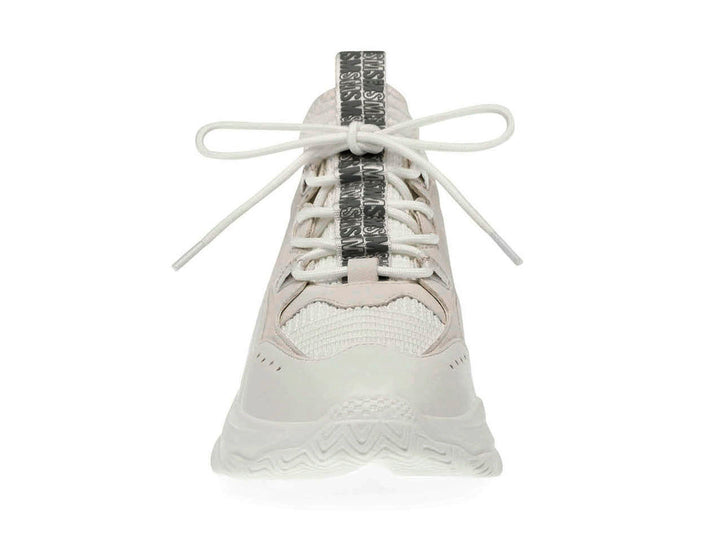Tenis Steve Madden Match Box en color blanco con suela gruesa y detalles en gris.