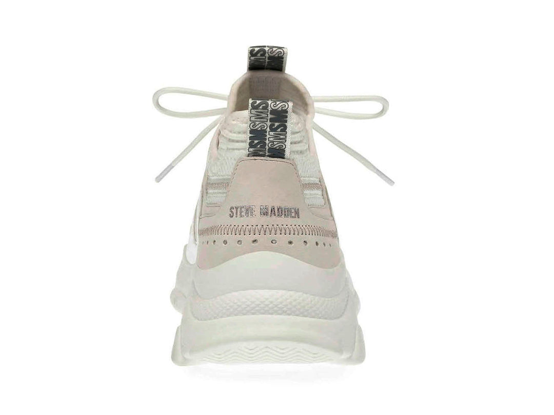 Tenis Steve Madden Match Box en color blanco con suela gruesa y detalles en gris.