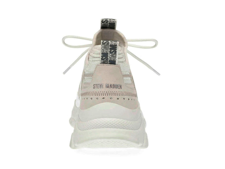 Tenis Steve Madden Match Box en color blanco con suela gruesa y detalles en gris.