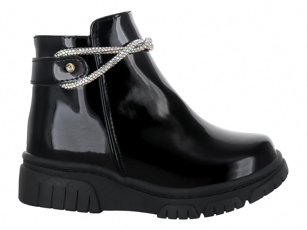 Botas de charol negro para niña con detalle de correa brillante y suela gruesa.