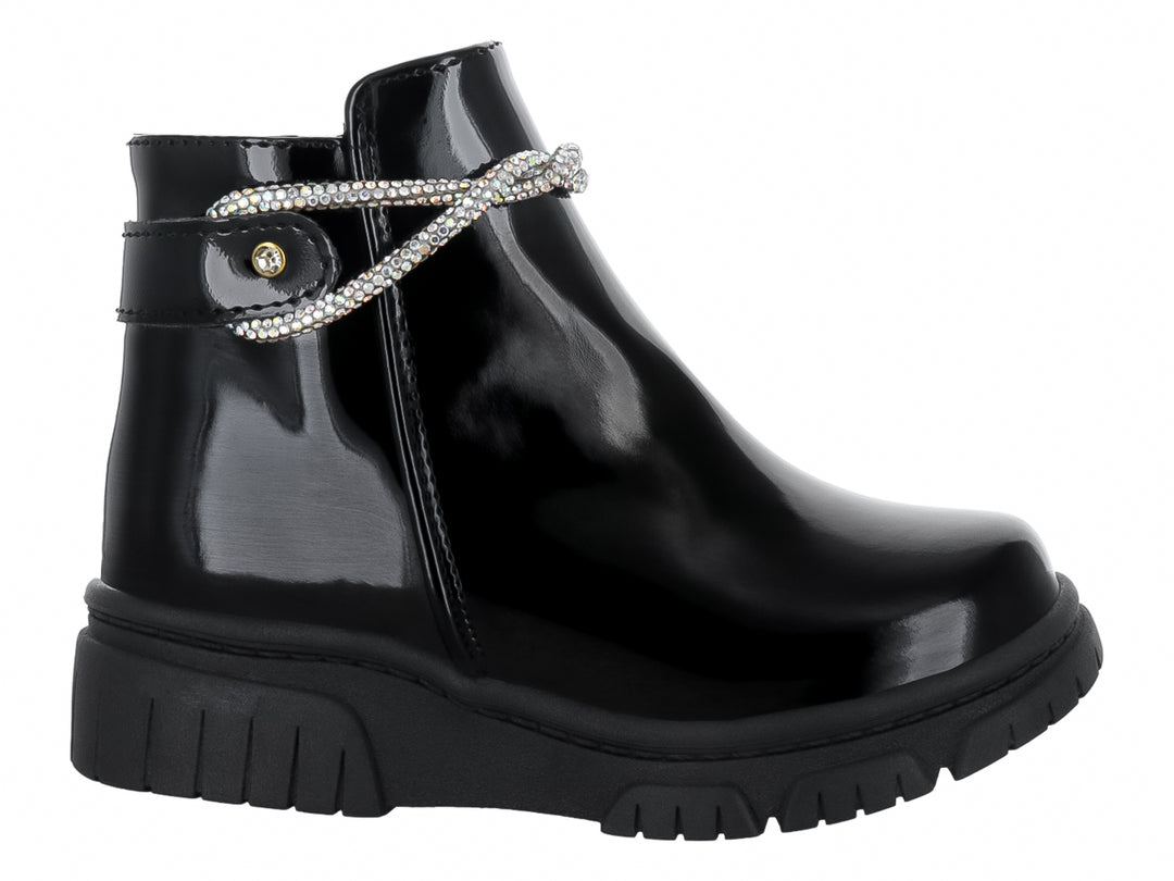 Botas de charol negro para niña con detalle de correa brillante y suela gruesa.