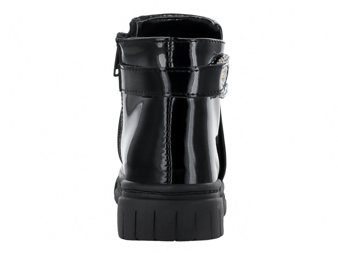 Botas de charol negro para niña con detalle de correa brillante y suela gruesa.