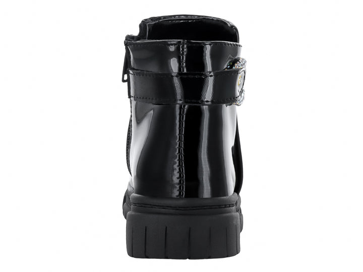 Botas de charol negro para niña con detalle de correa brillante y suela gruesa.