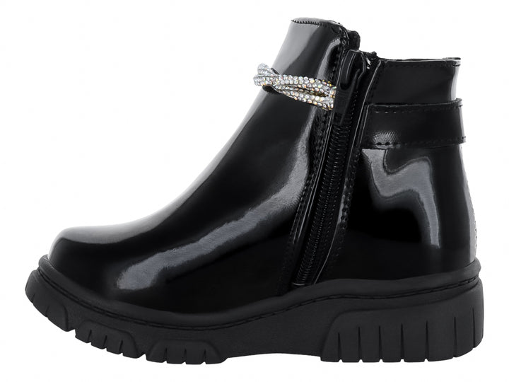 Botas de charol negro para niña con detalle de correa brillante y suela gruesa.