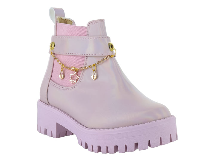 Botas color rosa iridiscente con suela gruesa dentada y detalle de cadena dorada con dijes.