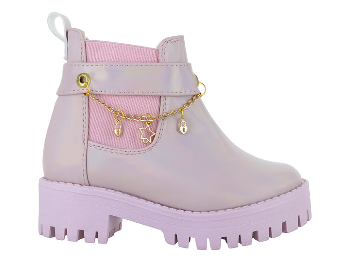 Botas color rosa brillante con plataforma gruesa y detalle de cadena dorada con dijes para niña.