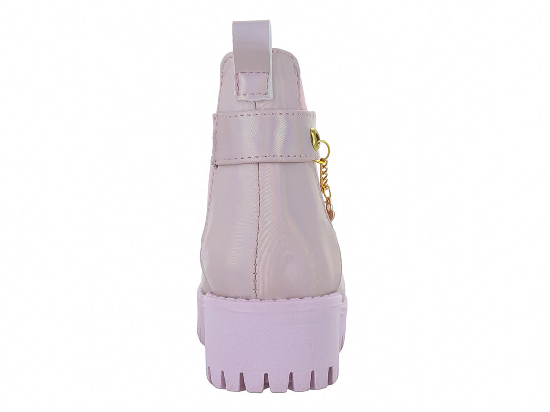 Botas color rosa brillante con plataforma gruesa y detalle de cadena dorada con dijes para niña.