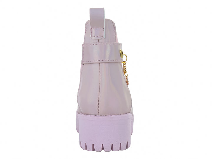 Botas color rosa brillante con plataforma gruesa y detalle de cadena dorada con dijes para niña.