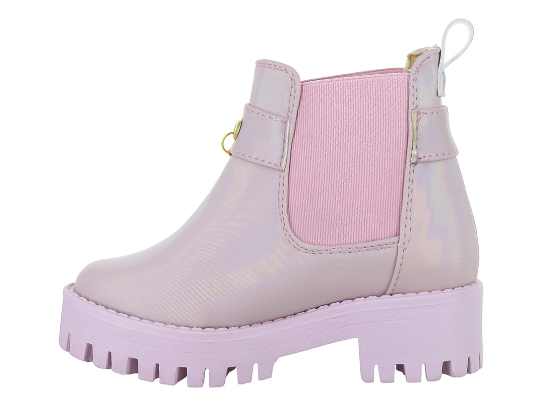 Botas color rosa brillante con plataforma gruesa y detalle de cadena dorada con dijes para niña.