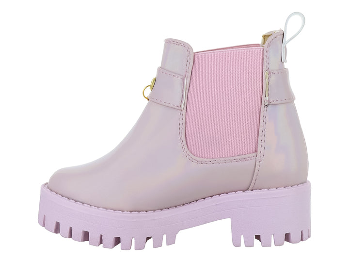 Botas color rosa brillante con plataforma gruesa y detalle de cadena dorada con dijes para niña.