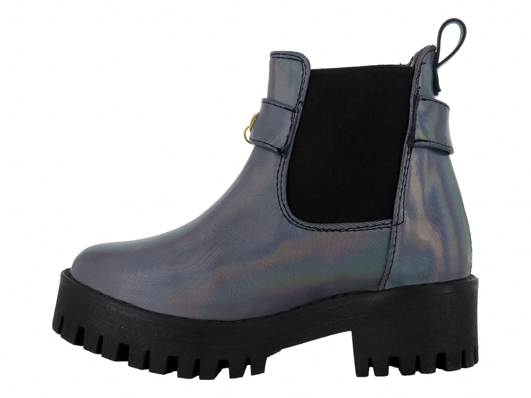 Botas negras de acabado brillante con suela track y detalle de cadena dorada decorativa.