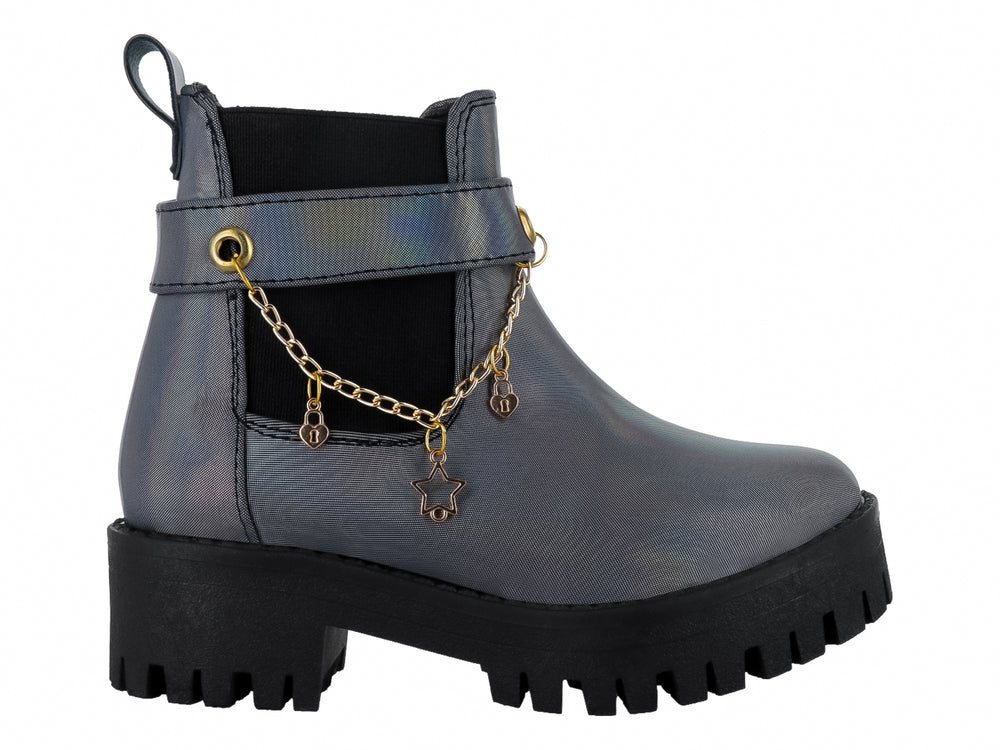Bota negra con acabado metálico, suela de plataforma track y cadena dorada con dijes de estrellas.