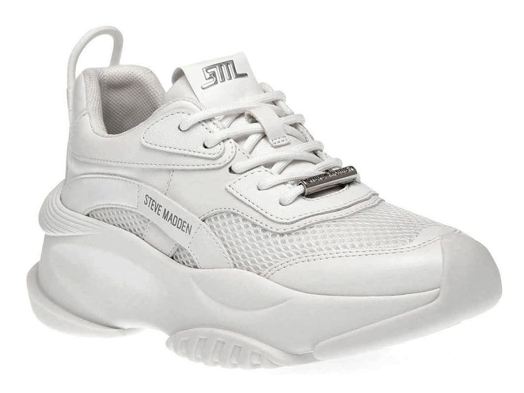 Tenis Steve Madden Bellis en color blanco total con suela gruesa y detalles de malla.