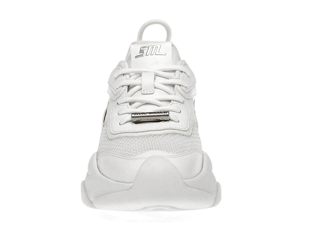 Tenis Steve Madden Bellis en color blanco total con suela gruesa y detalles de malla.